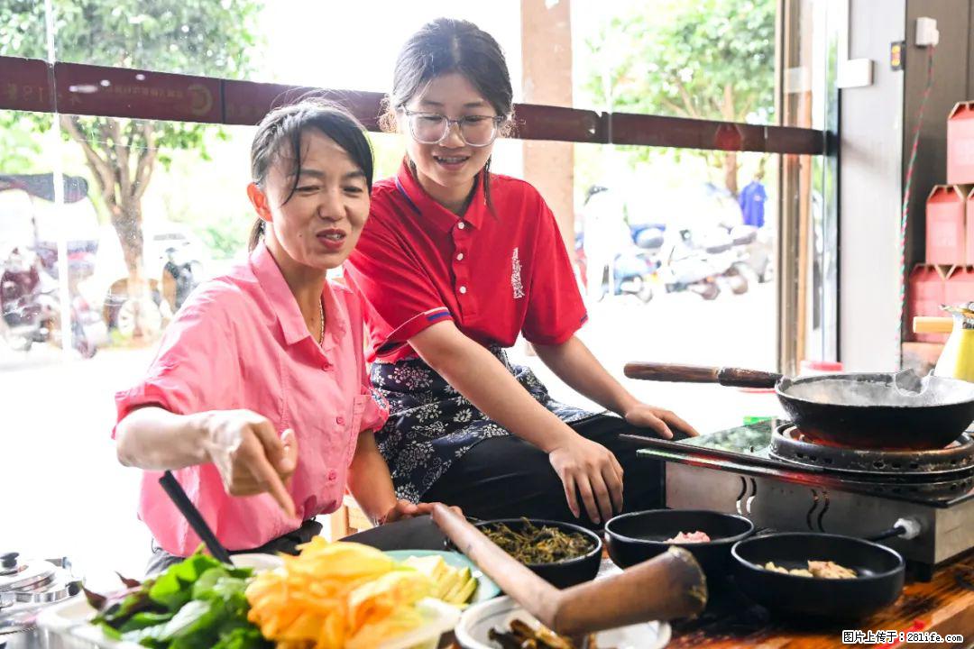 全网追的“扁担女孩”,找了一份暑假工,时薪12元 - 锡林郭勒盟生活资讯 - 锡林郭勒盟28生活网 xl.28life.com