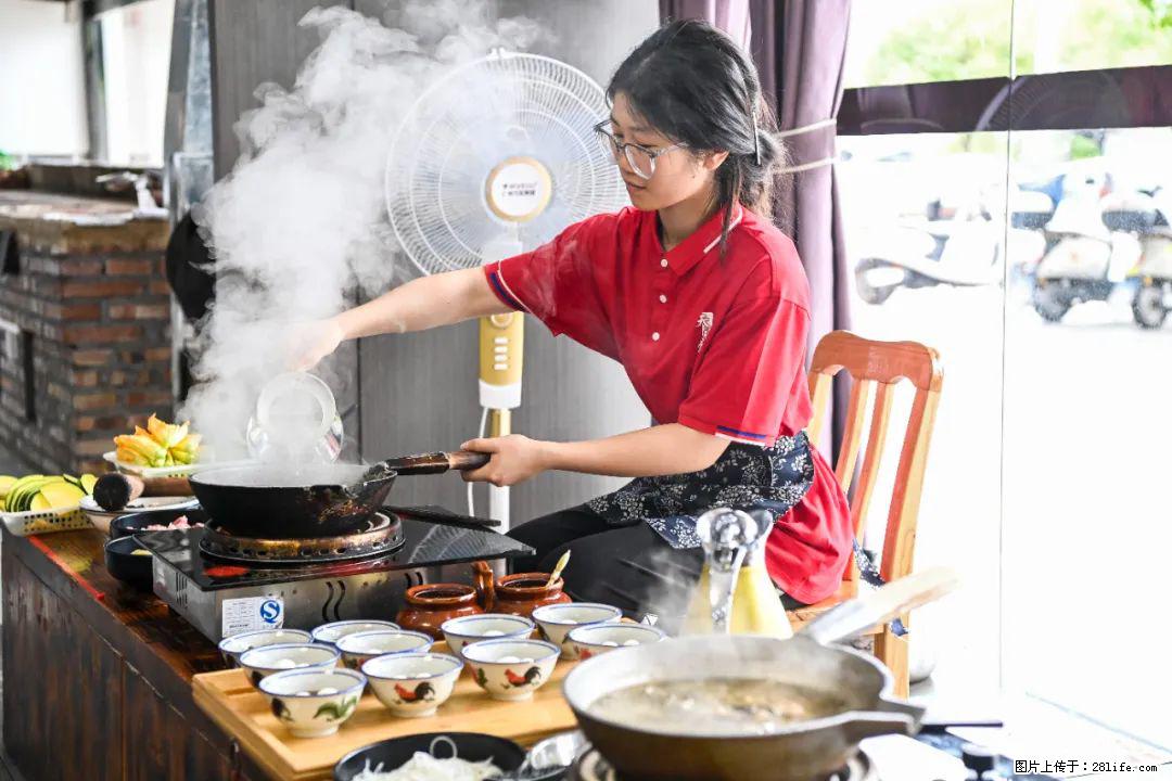 全网追的“扁担女孩”,找了一份暑假工,时薪12元 - 锡林郭勒盟生活资讯 - 锡林郭勒盟28生活网 xl.28life.com